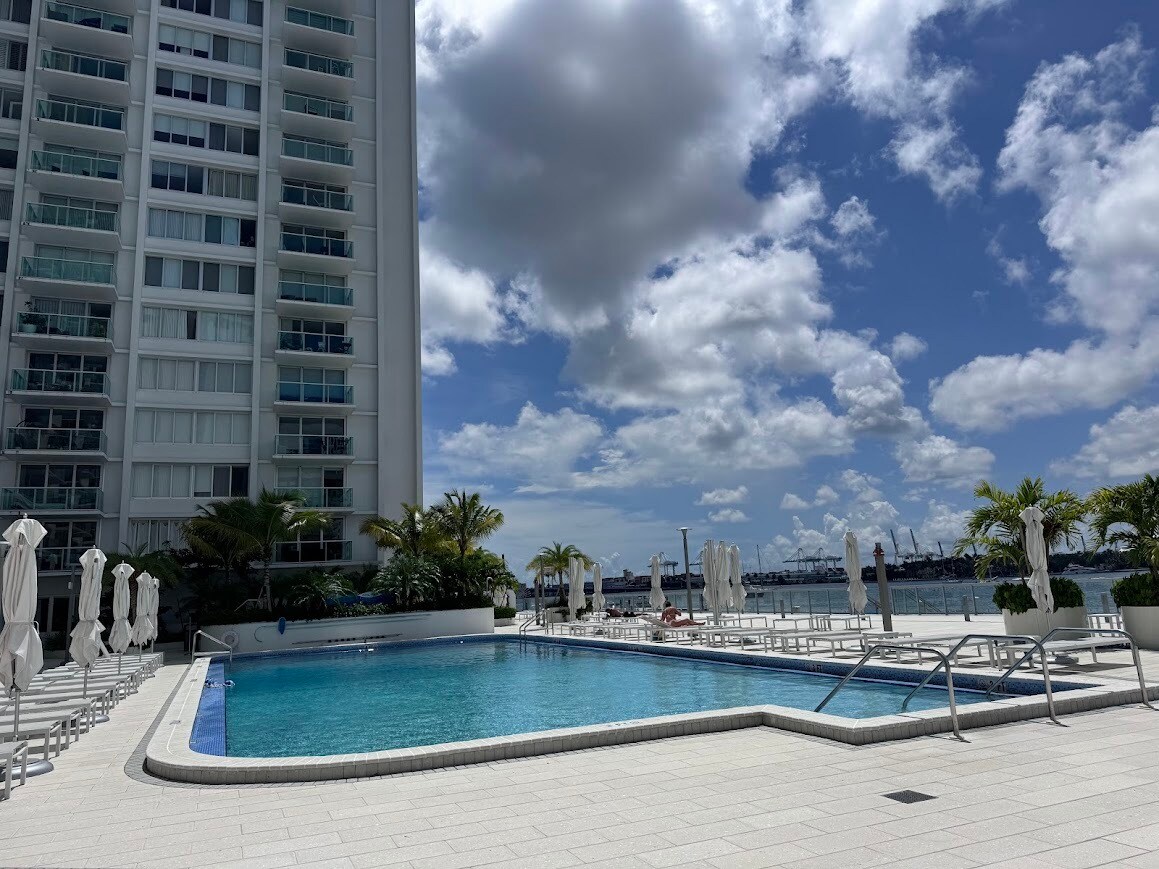 Building Photo - 1000 West Ave