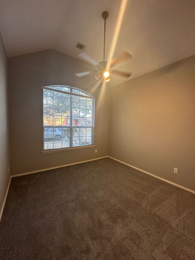 Building Photo - Gorgeous 4 bedroom with tons of Family space!