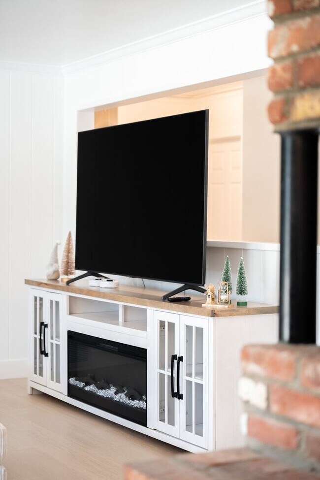 Building Photo - Relaxing 4BR Family Home Near Attractions ...