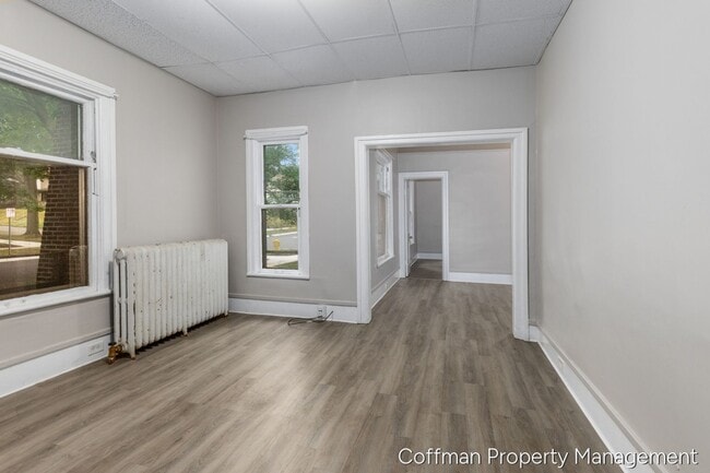 Building Photo - 1545 Queen Ave NE