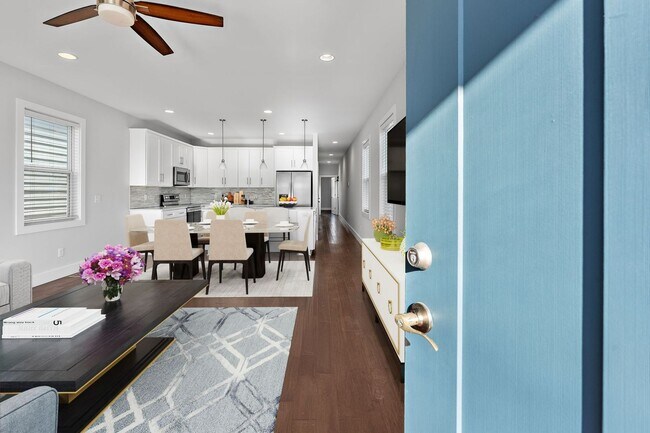 Building Photo - Available Now! 4 Bed, 3.5 Bath, Convenient Charlotte Park location!