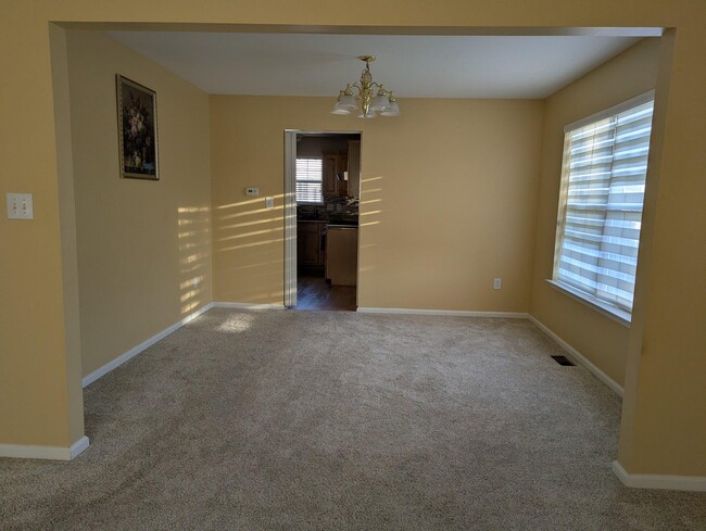 Building Photo - 4 Tether Cir