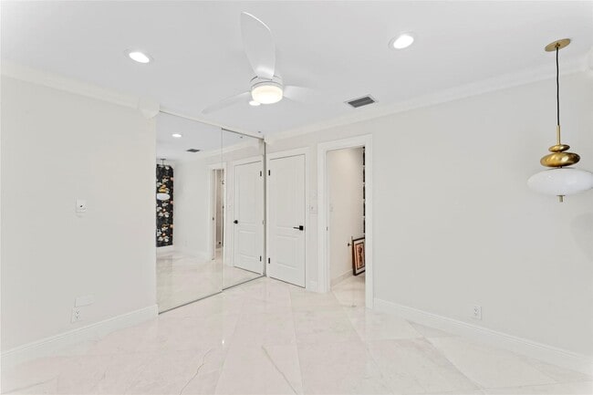 Building Photo - 2530 NE 49th St