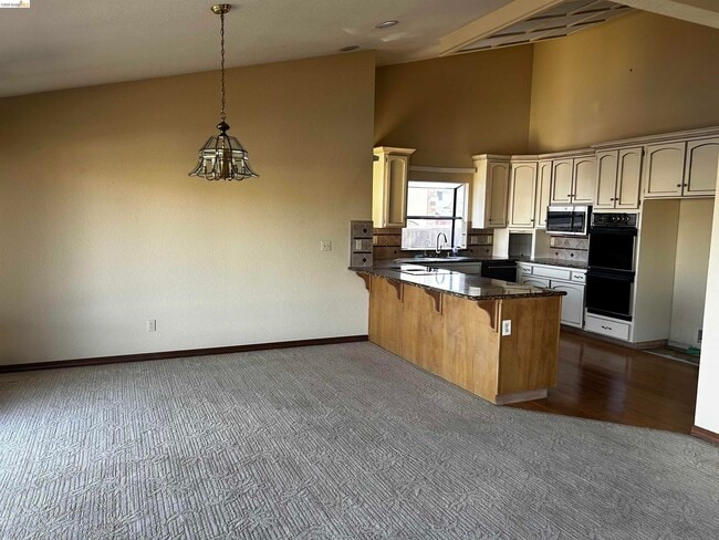 Building Photo - 5593 Drakes Dr