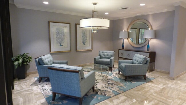 Building Photo - 123 Lakeshore Dr