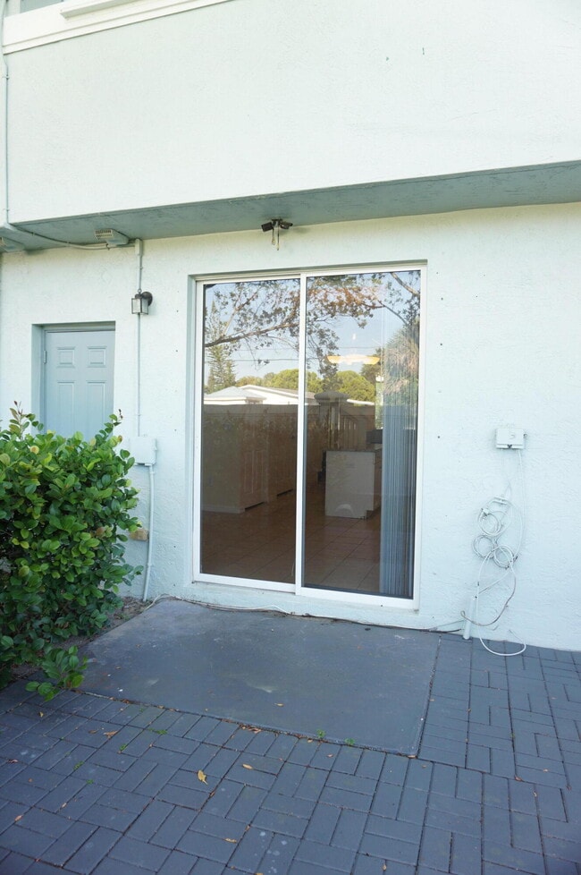 Building Photo - 3520 Oleander Terrace