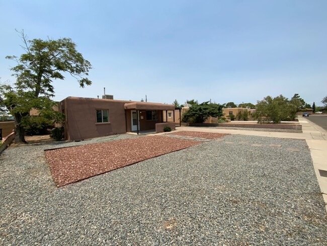 Building Photo - 2 Bedroom Single Story Home Available Near...