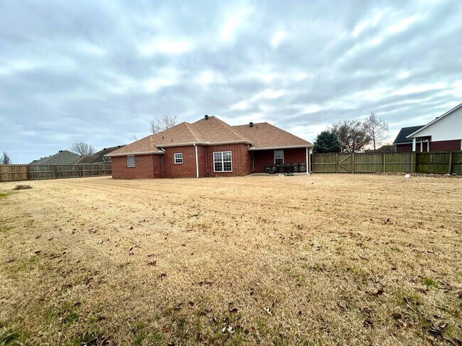 Building Photo - Spacious 3 bed 2 bath Single Family with a Large Fenced Backyard!