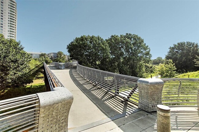 Building Photo - 934 E Heights Hollow Ln