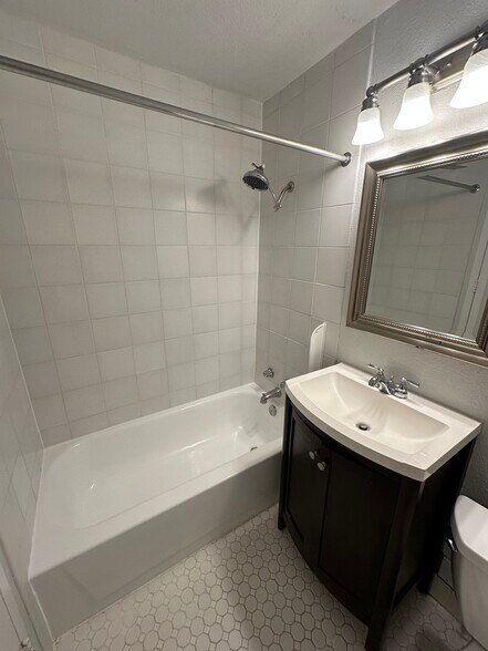 Building Photo - 1350 N Dearborn St