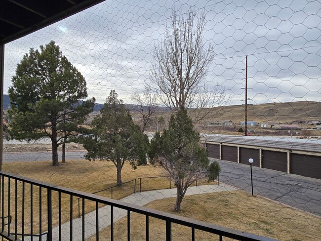 Building Photo - 2 Bedroom 1 Bathroom Condo Heat/Water Paid!