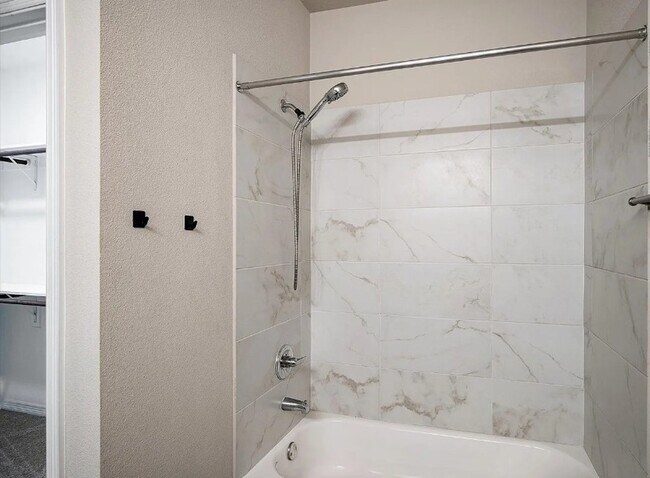 Building Photo - 2708 Vine Ct
