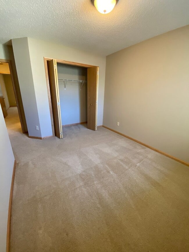 Building Photo - 2 Bedroom Townhome