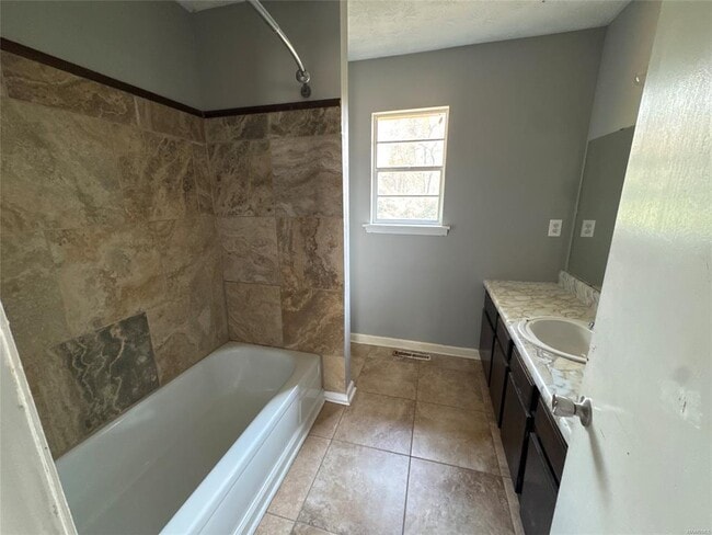 Building Photo - 813 Azalea St