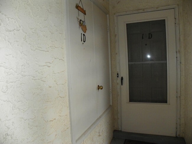Building Photo - 813 Country Club Dr SE