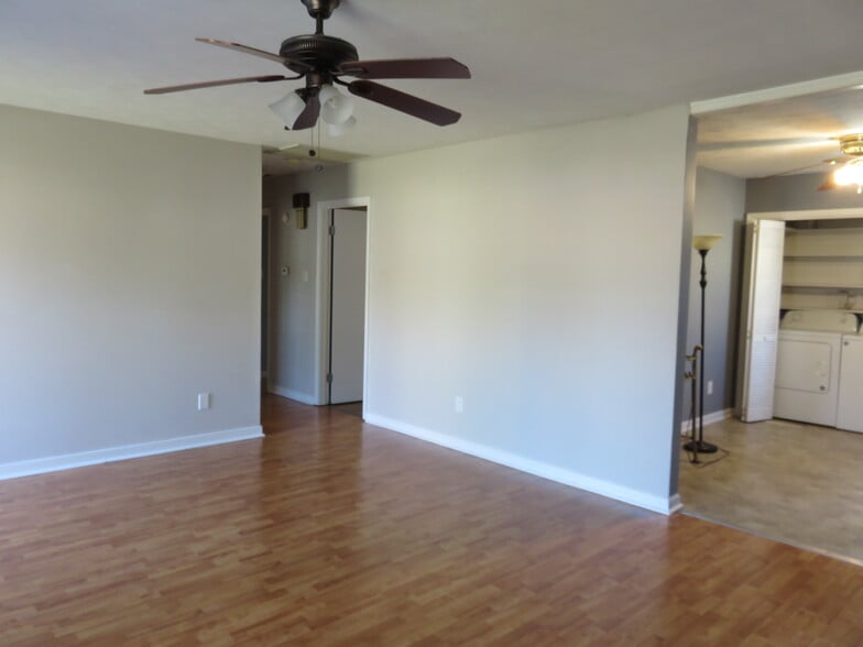 Building Photo - 7 S Daisy Ave