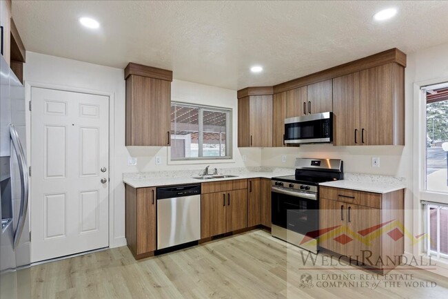 Building Photo - Recently Remodeled 3 bed 2 Bath Home in Ogden