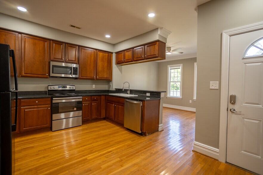 Building Photo - 1306 W Clay St