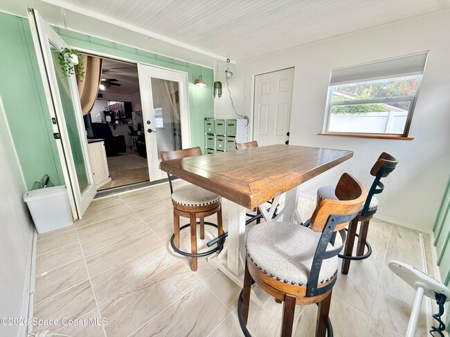 Building Photo - 1046 W Samms Ave