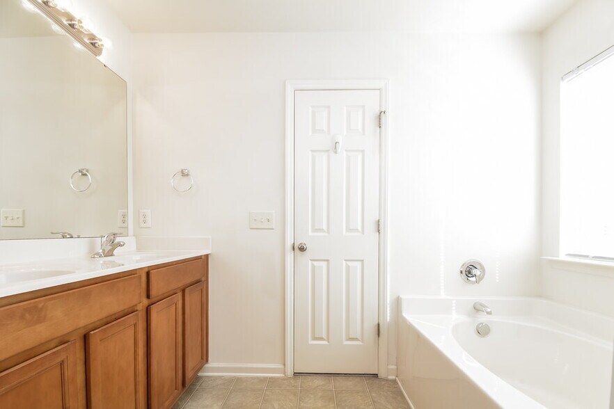 Building Photo - 222 Timber Meadow Lake