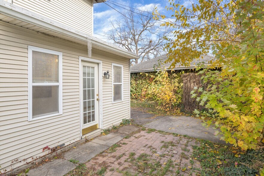Building Photo - 2402 East Ave