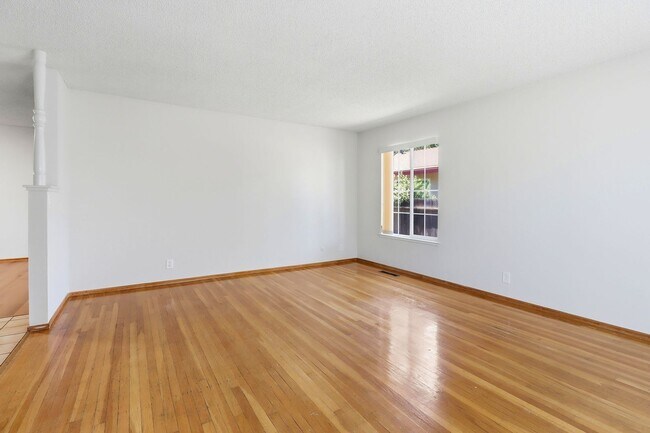 Building Photo - What a Great Home! Available Now!