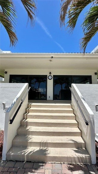 Building Photo - 330 SE 20th Ave