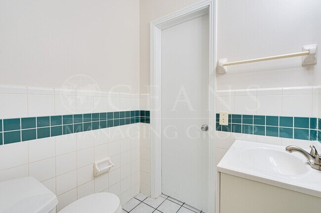 Building Photo - 517 University Blvd