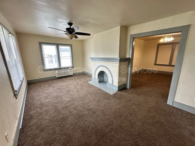Building Photo - 2114 Glen Ellyn St