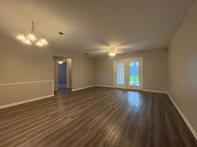 Building Photo - Available Now! 3 bedroom charming duplex!