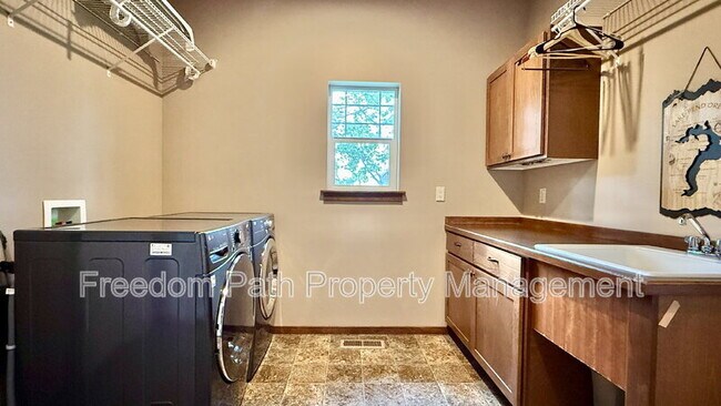 Building Photo - 406 Lundblad Pl