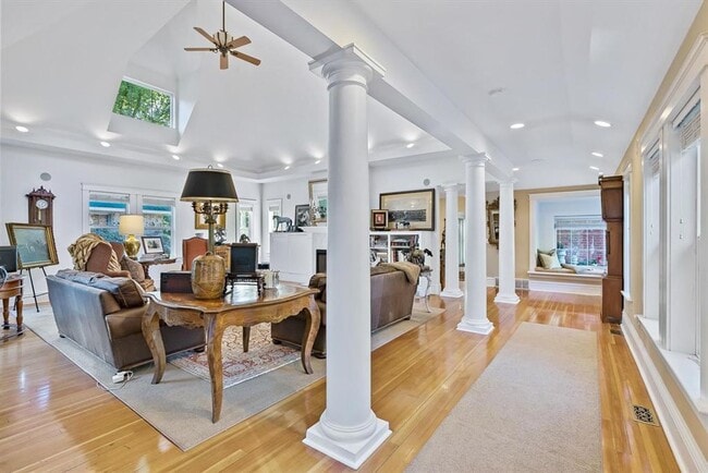 Building Photo - Historic Queen-Anne Style Home