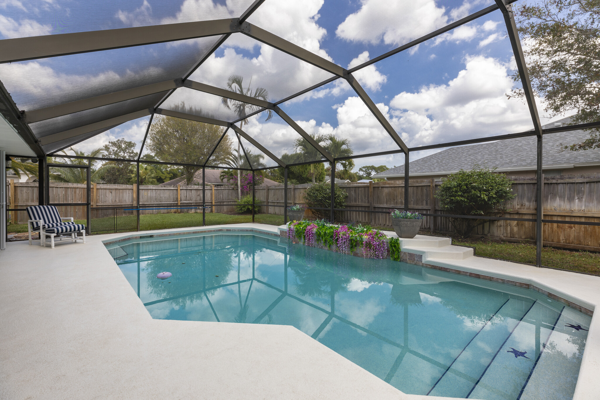 Screened-in pool area - 955 SW Sand Oak Dr