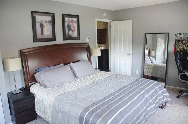 Building Photo - Bright and spacious end-unit townhouse