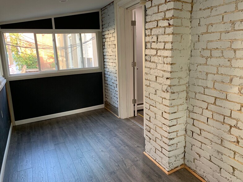 Bonus: Sun room/patio room - 4409 Main St