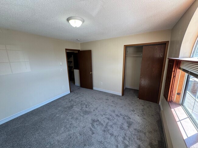 Building Photo - 975 Meriden Rd