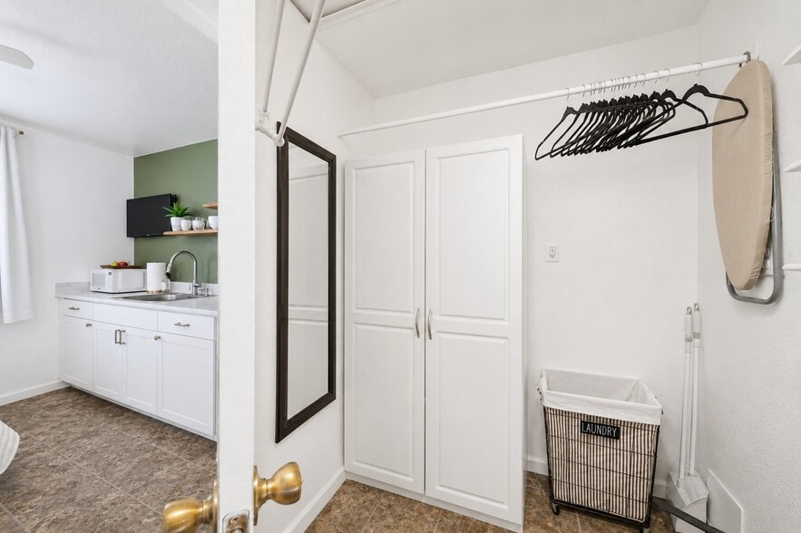 Master Bath Storage, mirror, hamper - 10237 S Avenida Compadres