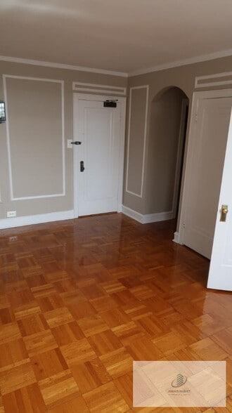 Building Photo - 1209 W Sherwin Ave