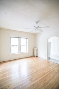 Building Photo - 1100 W Roscoe St