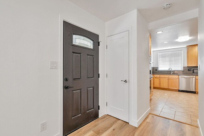 Building Photo - Beautifully Maintained 3-Bedroom Home l Hu...