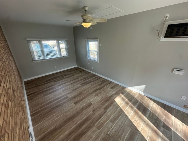 Building Photo - 416 Lealand Ln