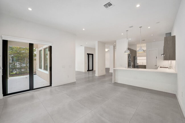 Building Photo - 5939 Brookfield Cir W