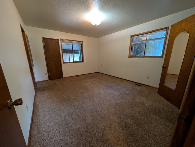Building Photo - 2 Bedroom Pet-Friendly Orchards House with...