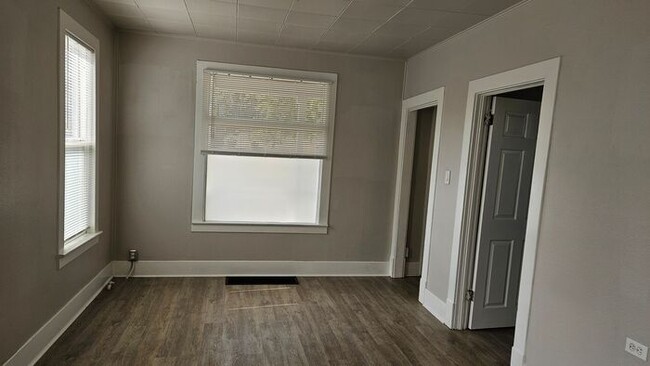 Building Photo - Super cute Duplex in Heart of Tacoma (Lower Unit)