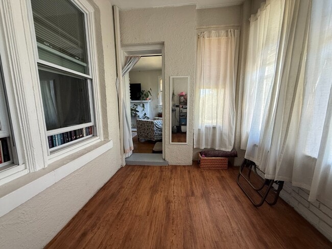 Building Photo - Rogers Park 2 Bed 1 Bath With Central AC & Heat, Beautiful Sunroom, Dog Friendly, Available July ...