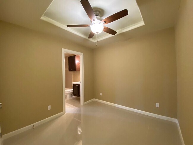Building Photo - 3Bed/2.5 Bath Townhome, Mcallen TX