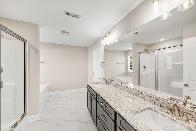 Building Photo - 11507 Vly Oaks Ln