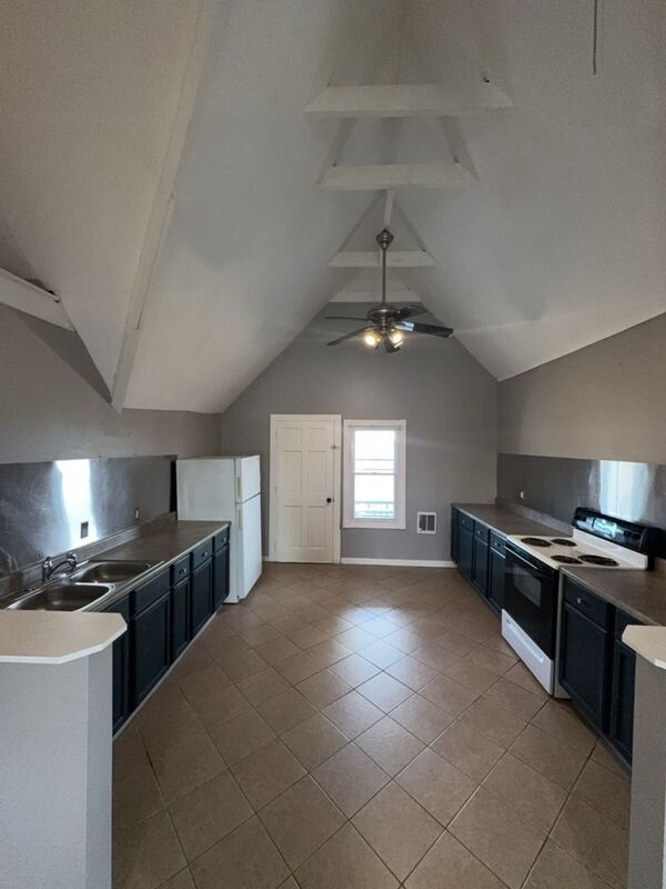 Building Photo - 746-748 River Street