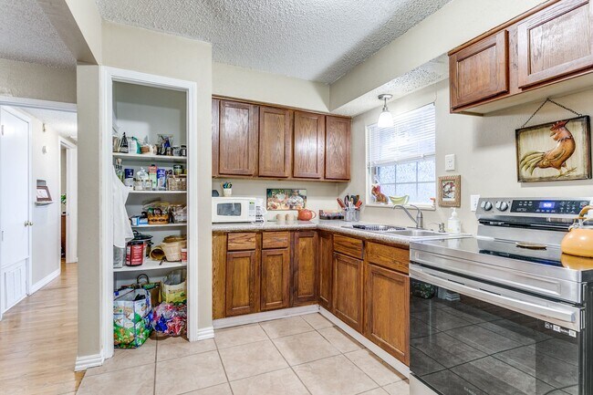 Building Photo - 2-BEDROOM DUPLEX IN WILSHIRE TERRACE