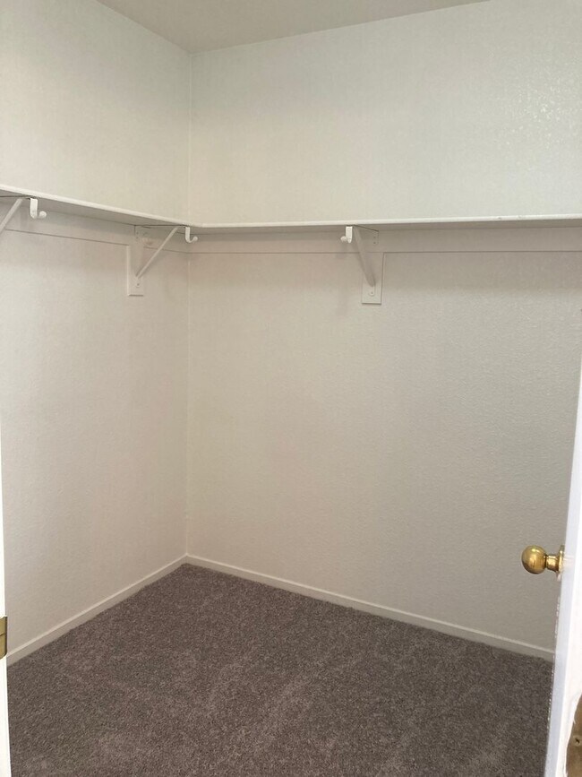 Building Photo - 3 bedroom 2 bath 2 car garage